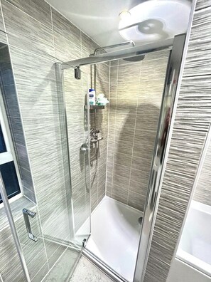 Bathroom - Grand 4-bed House in Ebbsfleet Valley, Garden & Parking Space (Swanscombe)