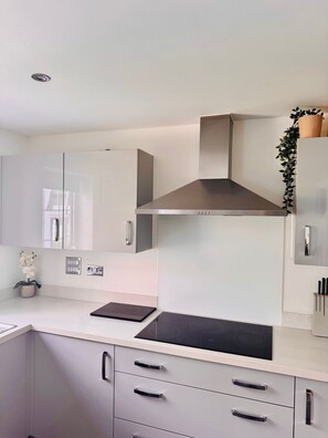 House, 4 Bedrooms, Balcony, Garden View | Private kitchen