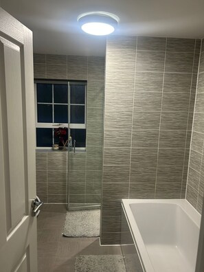Bathroom - Grand 4-bed House in Ebbsfleet Valley, Garden & Parking Space (Swanscombe)