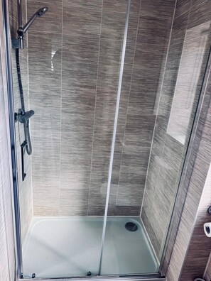 Bathroom - Grand 4-bed House in Ebbsfleet Valley, Garden & Parking Space (Swanscombe)