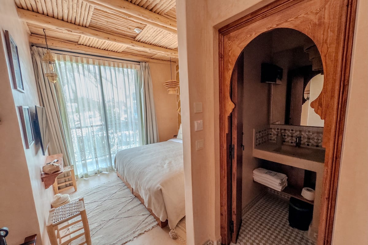 Habitación doble Confort, balcón, vista a la ciudad | Wifi gratis y ropa de cama
