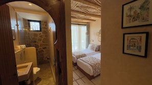 Chambre Design avec lits jumeaux, balcon, vue jardin | Wi-Fi gratuit, draps fournis
