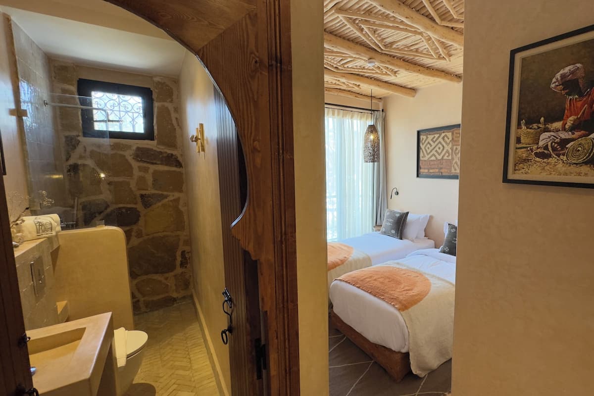Habitación Confort con 2 camas individuales, balcón, vista al jardín | Wifi gratis y ropa de cama