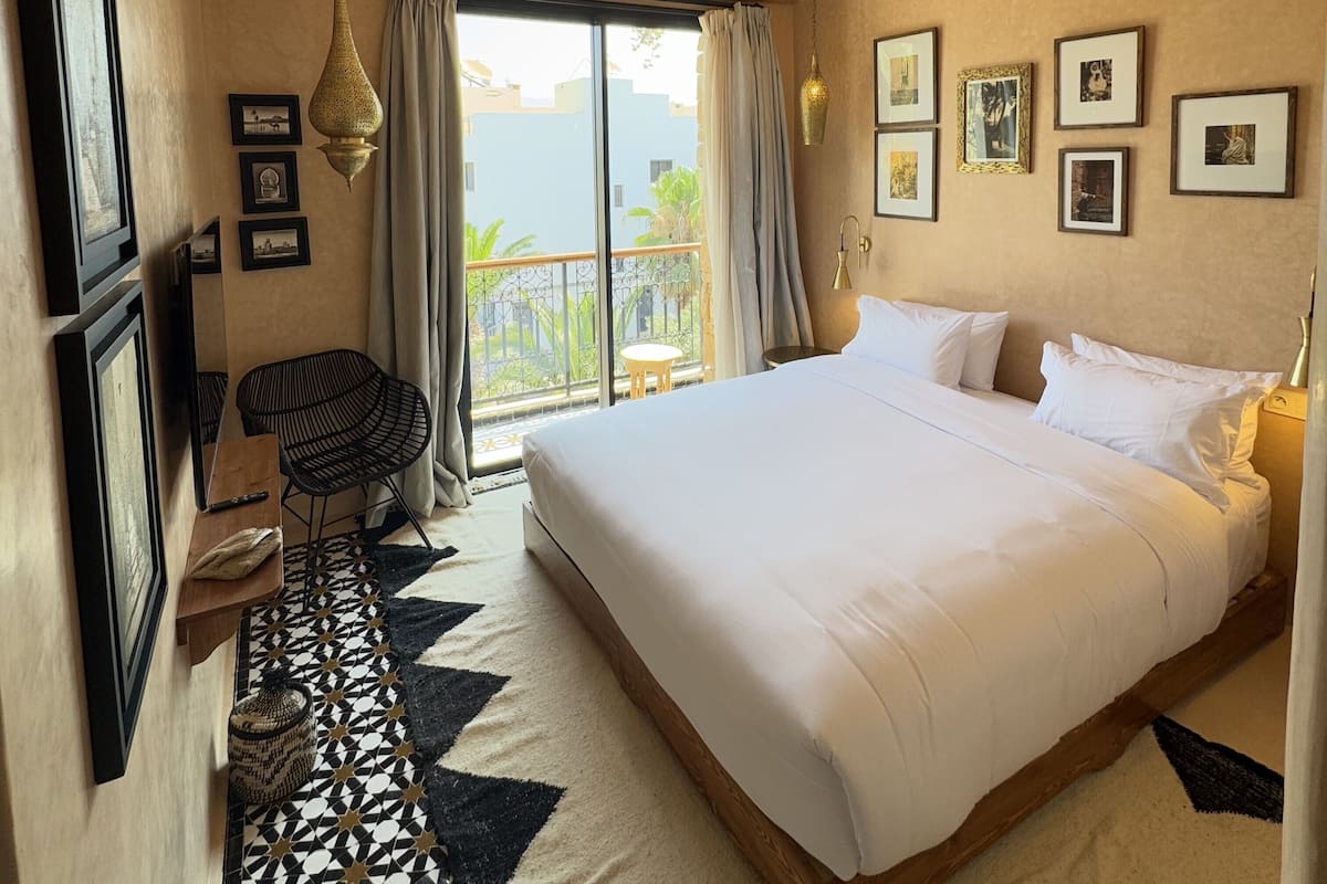 Quarto casal premier, sacada, vista para a cidade | Wi-Fi de cortesia, roupa de cama