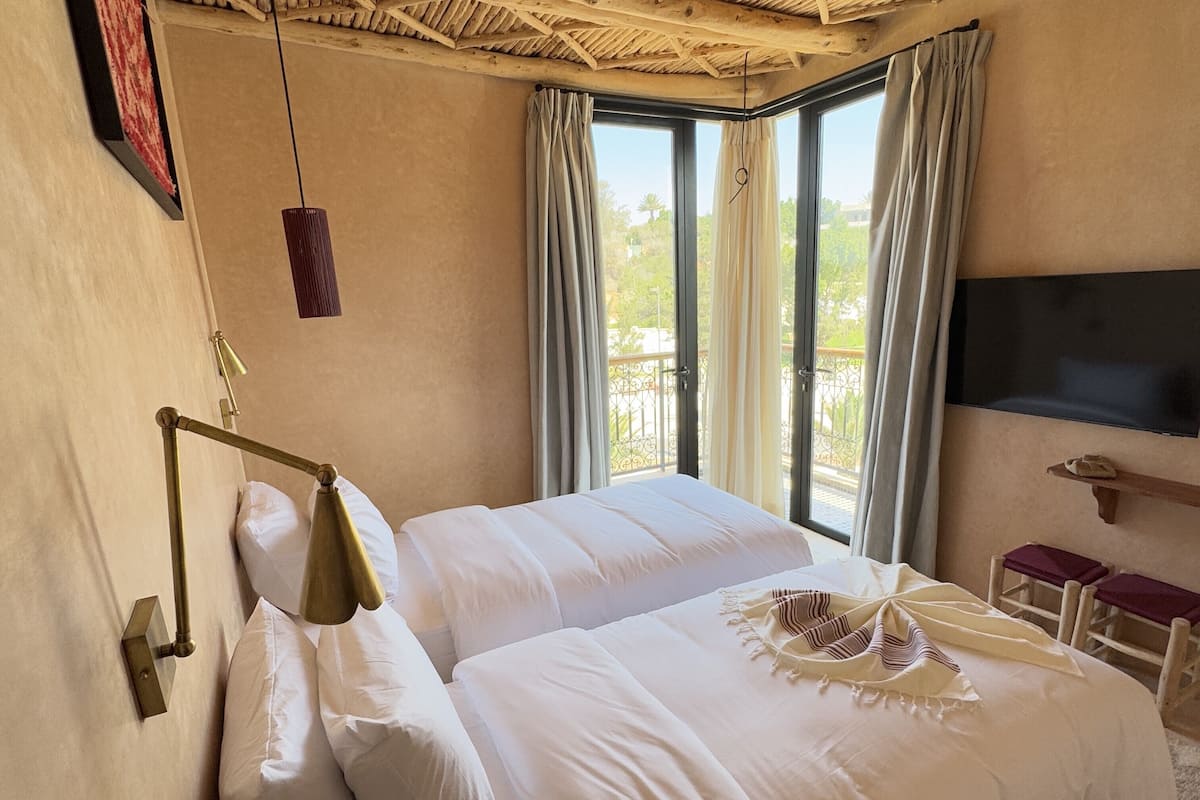 Quarto duplo premier, sacada, vista para a cidade | Wi-Fi de cortesia, roupa de cama