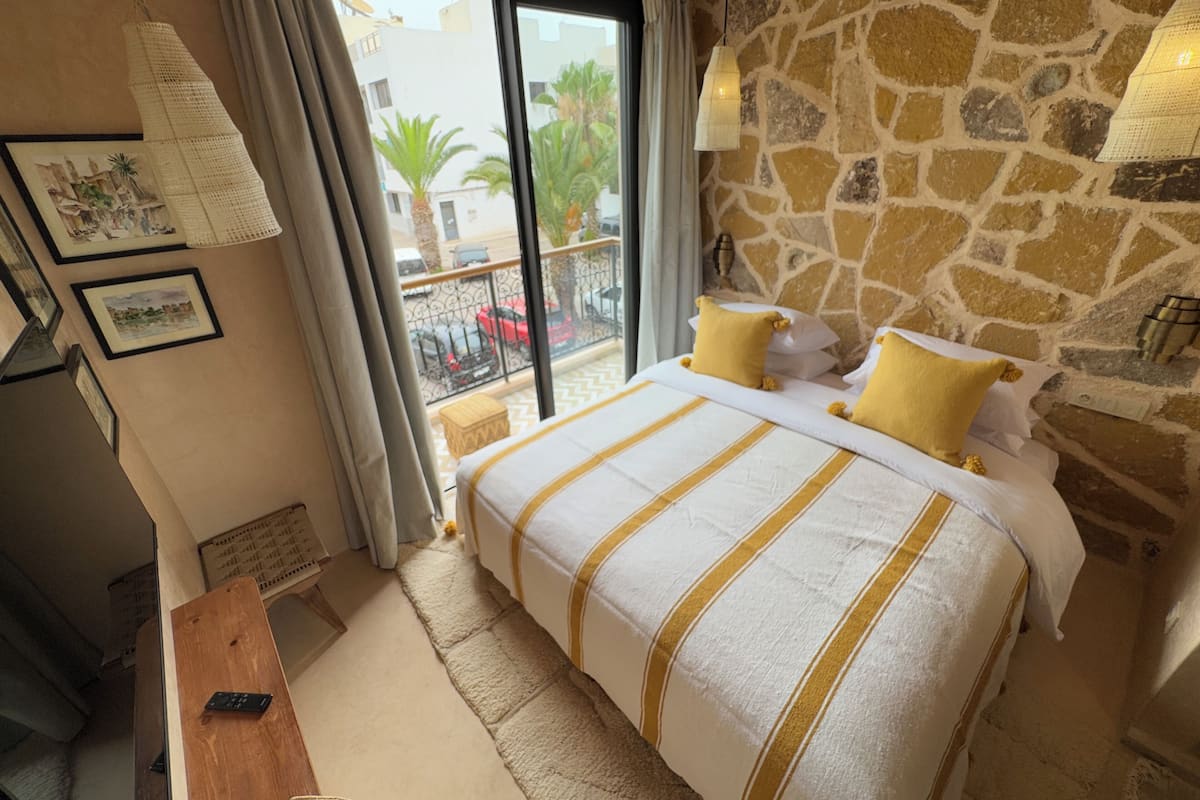Quarto casal, sacada, vista para a cidade | Wi-Fi de cortesia, roupa de cama