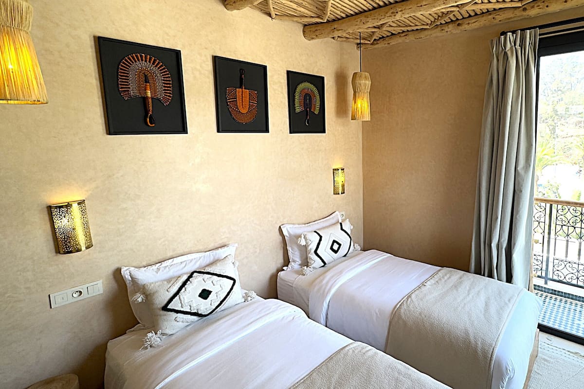 Quarto duplo conforto, sacada, vista para a cidade | Wi-Fi de cortesia, roupa de cama