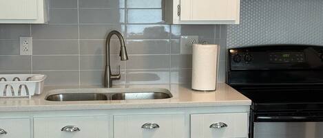 Micro-ondes, four, plaque de cuisson, lave-vaisselle