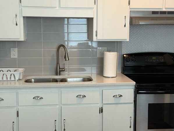 Micro-ondes, four, plaque de cuisson, lave-vaisselle