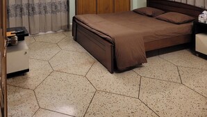 Un dormitorio con cama, cortinas, armario, ventilador de techo y calentador.