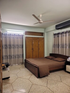3 bedrooms, iron/ironing board, WiFi, bed sheets - Spacious 3‑BR Bashundhara Flat AC, Wi‑Fi & Balconies. KeyHost Homes (Dhaka)
