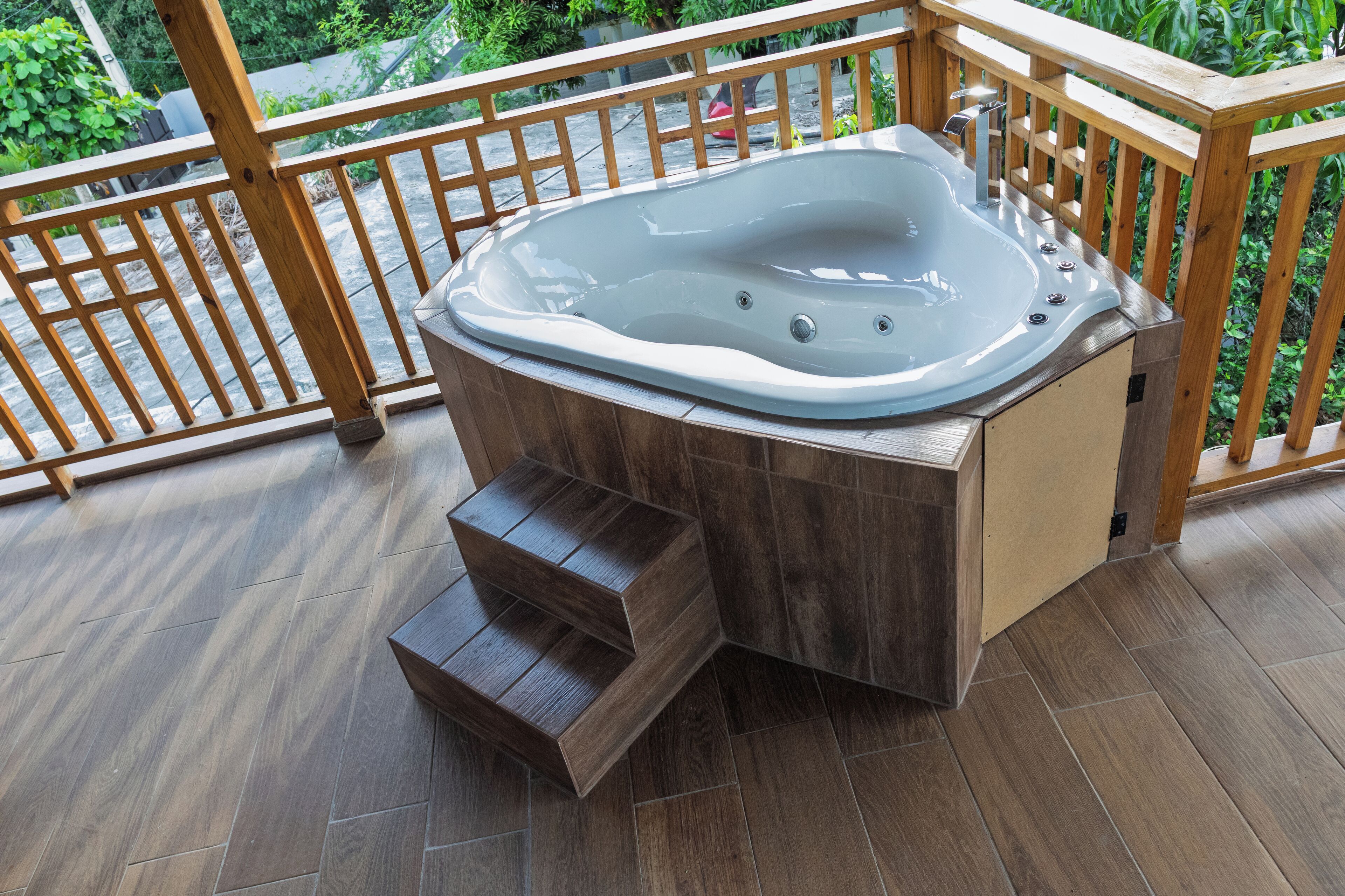 Outdoor spa tub