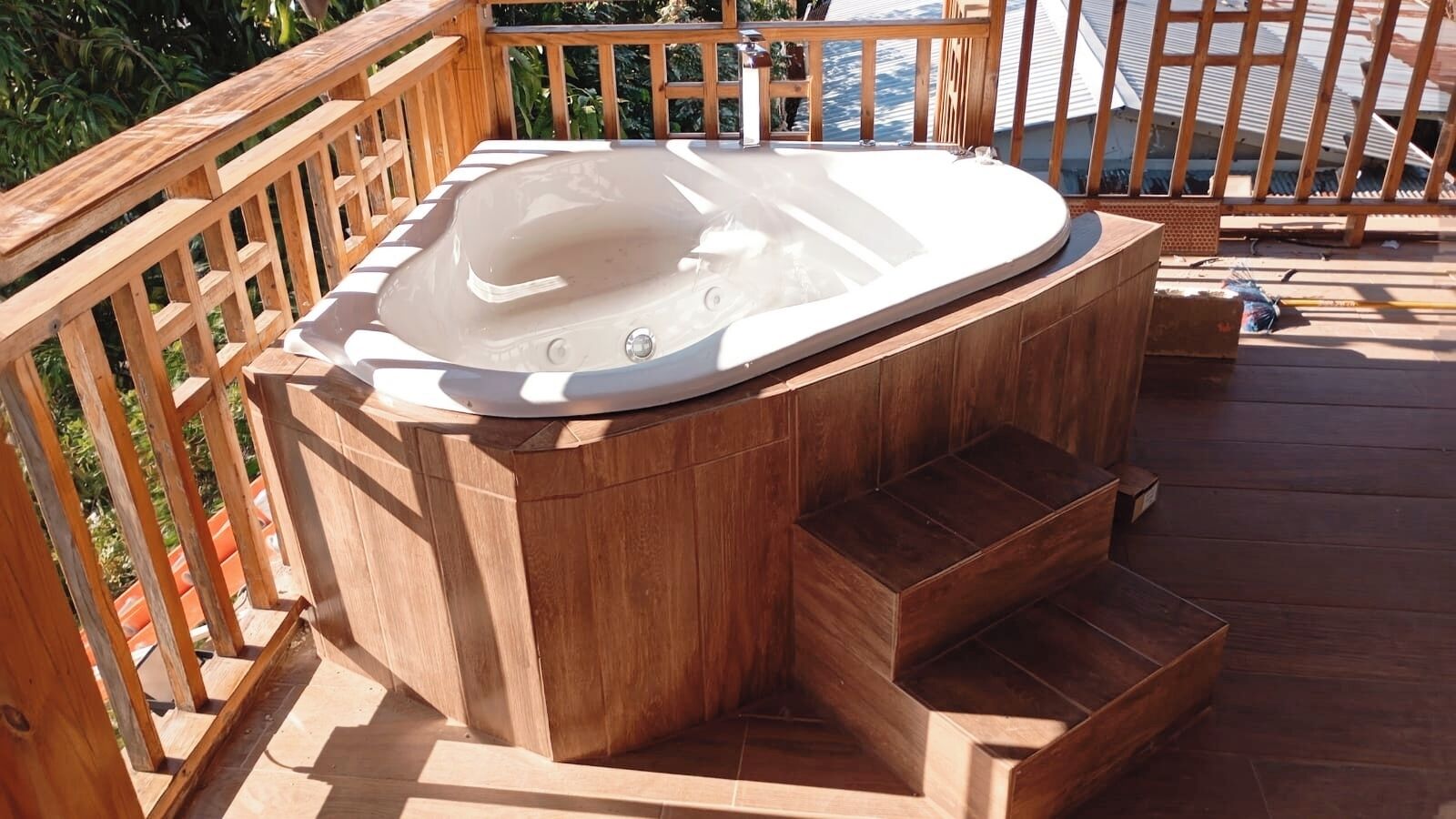 Outdoor spa tub