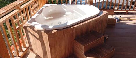 Tina de hidromasaje al aire libre