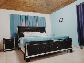 3 bedrooms, iron/ironing board, free WiFi, bed sheets - Carnival-Inspired Retreat with Valley Views – La Vega, DR (La Vega)