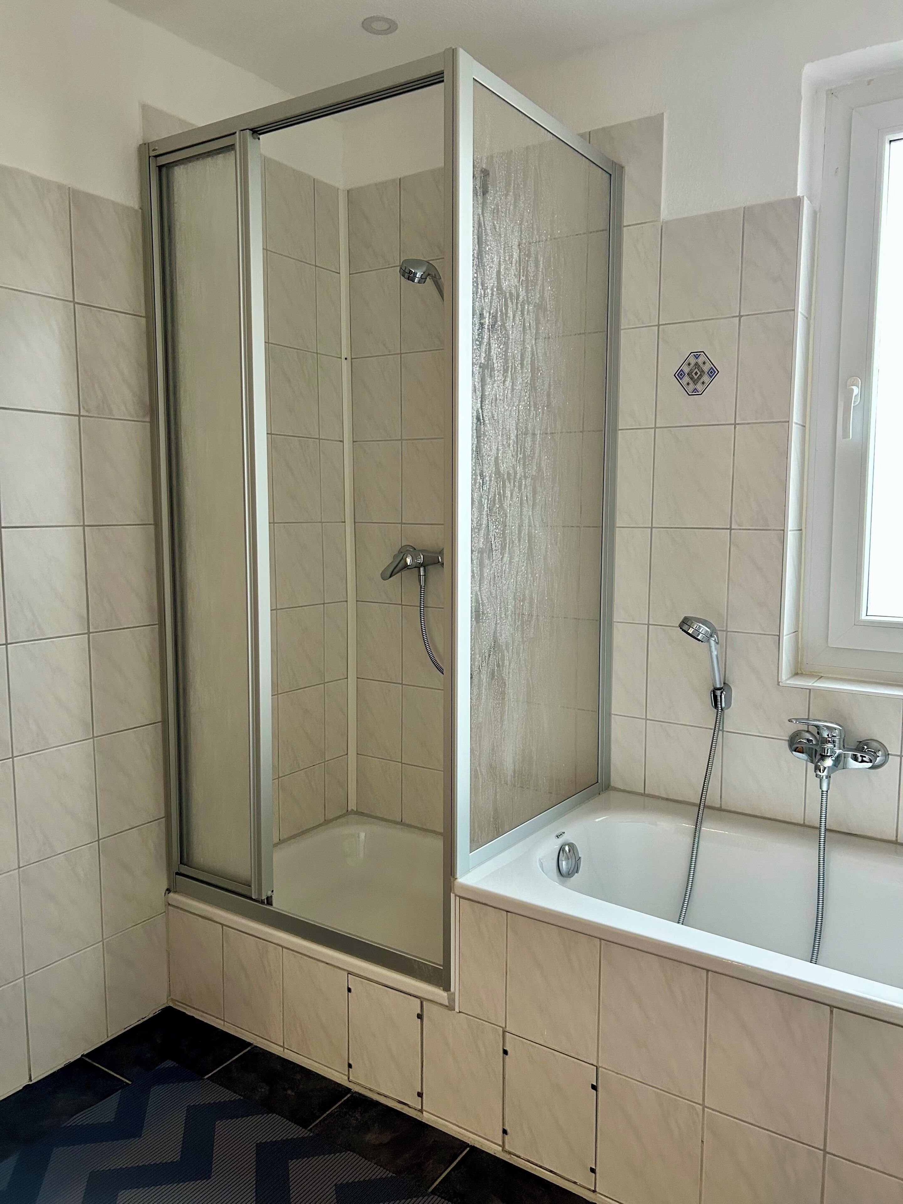 Haartrockner, Handtücher, Seife, Toilettenpapier