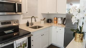 Microondas, horno, parrilla de estufa y toallas de papel