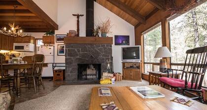 Perfect 3-bedroom cabin with cozy charm in Black Butte Ranch