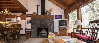 Perfect 3-bedroom cabin with cozy charm in Black Butte Ranch