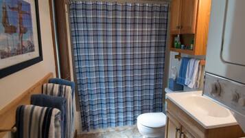 Douche, serviettes fournies, savon, papier toilette