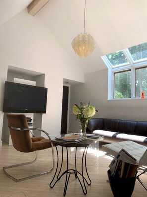 Living area - Walking Distance to East Hampton Village, mins to Ocean Beaches (East Hampton)