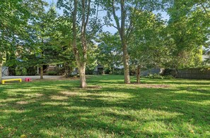 Property grounds - Walking Distance to East Hampton Village, mins to Ocean Beaches (East Hampton)