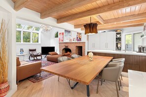 Dining - Walking Distance to East Hampton Village, mins to Ocean Beaches (East Hampton)
