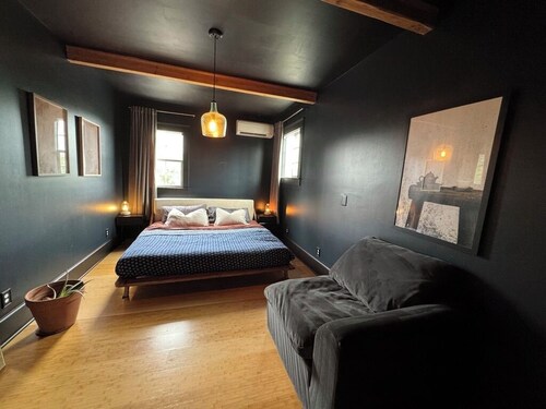 Stylish 3 Bedroom w/Spa + Yard