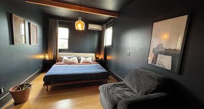 Stylish 3 Bedroom w/Spa + Yard