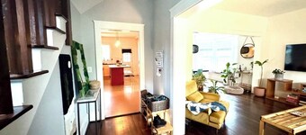 Stylish 3 Bedroom w/Spa + Yard