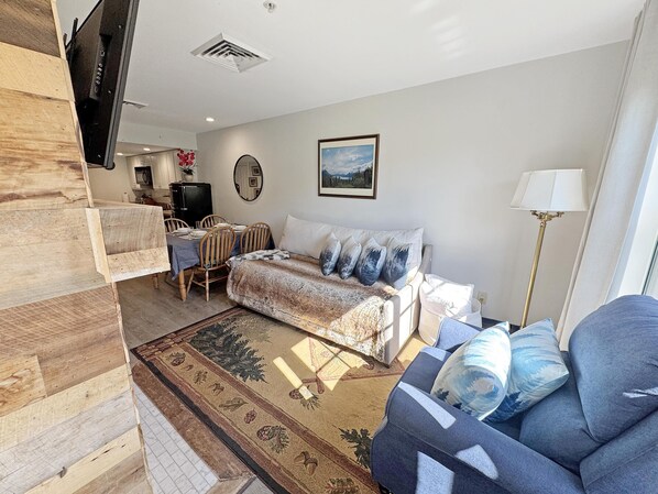 Een smart-tv, een open haard en tafelvoetbal