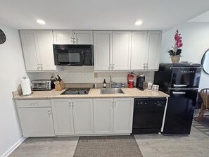 ثلاجة، ميكروويف، موقد طهي مسطح، غسالة أطباق