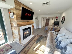 Smart TV, chimenea y futbolito 