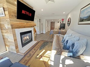 Een smart-tv, een open haard en tafelvoetbal