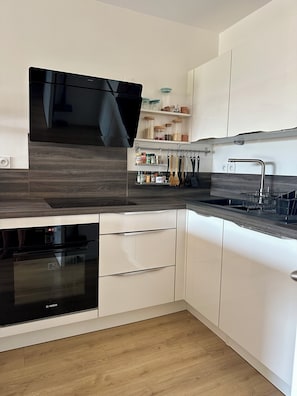 Frigorifero, microonde, forno, piano cottura