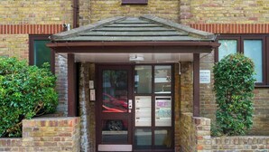 A building entrance with a brick facade, a small overhang, and a sign indicating 'KEYY ROAD'. - Spectacular flat in the heart of Shoreditch (London)