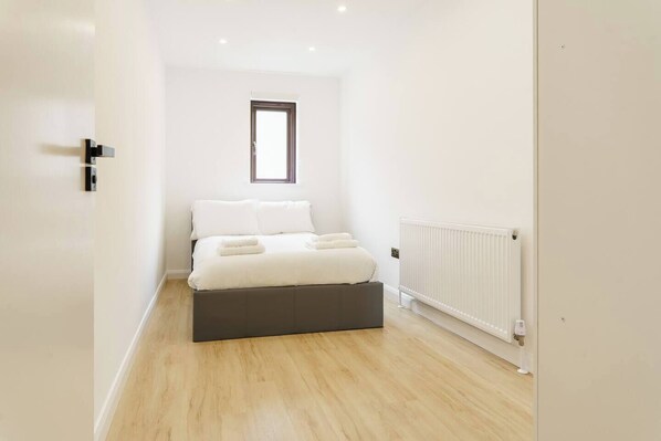 2 habitaciones, tabla de planchar con plancha, wifi y ropa de cama