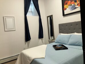 1 habitación, tabla de planchar con plancha y cuna de viaje 