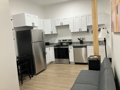 Newly Renovated Near Portsmouth! Wine ~ Parking ~ WiFi