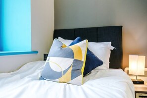 Tabla de planchar con plancha, wifi gratis y ropa de cama
