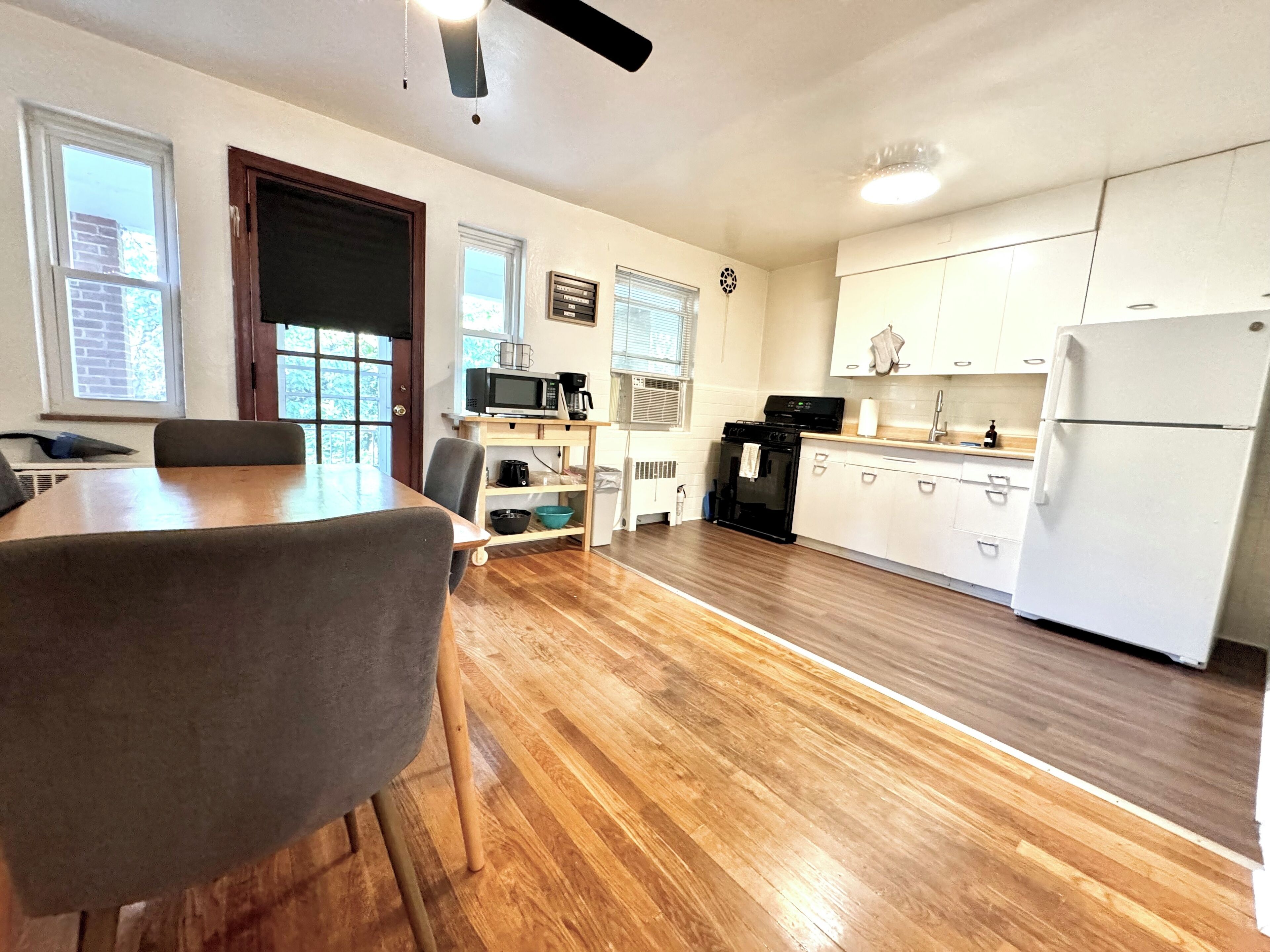 Micro-ondes, four, plaque de cuisson