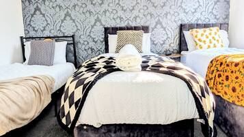 4 bedrooms, iron/ironing board, WiFi, bed sheets