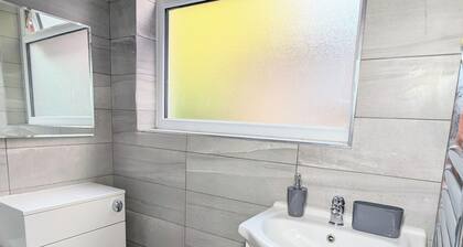 Charming Cozy 4-bedroom house with Projector, Snack cupboard, Highspeed WI-FI