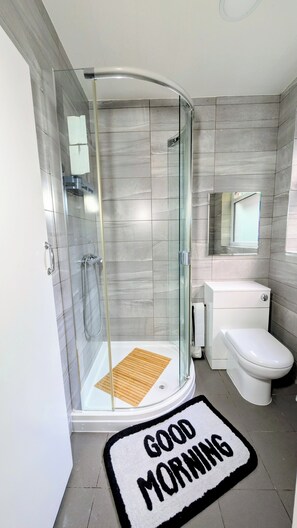 ヘアドライヤー、タオル、石鹸、トイレットペーパー