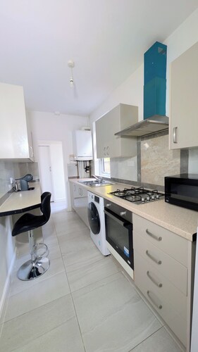 Charming Cozy 4-bedroom house with Projector, Snack cupboard, Highspeed WI-FI