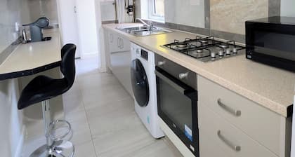 Charming Cozy 4-bedroom house with Projector, Snack cupboard, Highspeed WI-FI