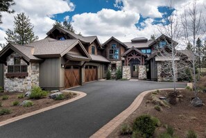 Exterior - ON CALDERA SPRINGS GOLF COURSE--Spacious 6-bedroom house in enchanting SunRiver! (Bend)
