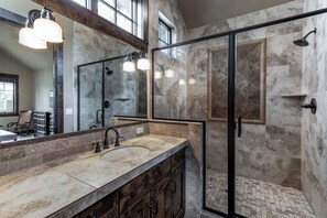 Douche, baignoire Ă jets, sĂšche-cheveux, serviettes fournies