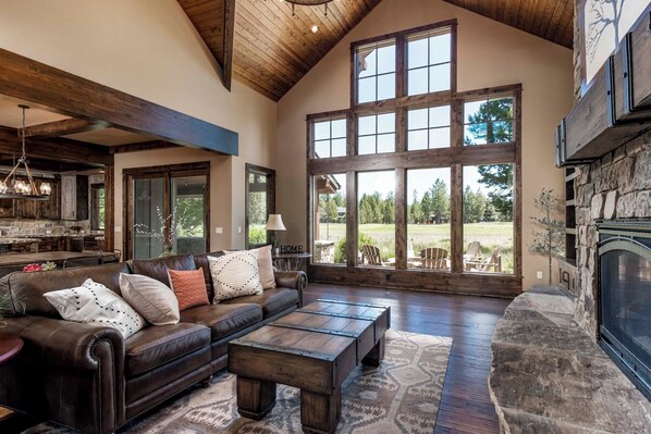 TV, fireplace - ON CALDERA SPRINGS GOLF COURSE--Spacious 6-bedroom house in enchanting SunRiver! (Bend)
