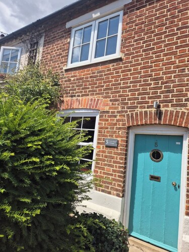 Cosy two bed cottage. Pet friendly!